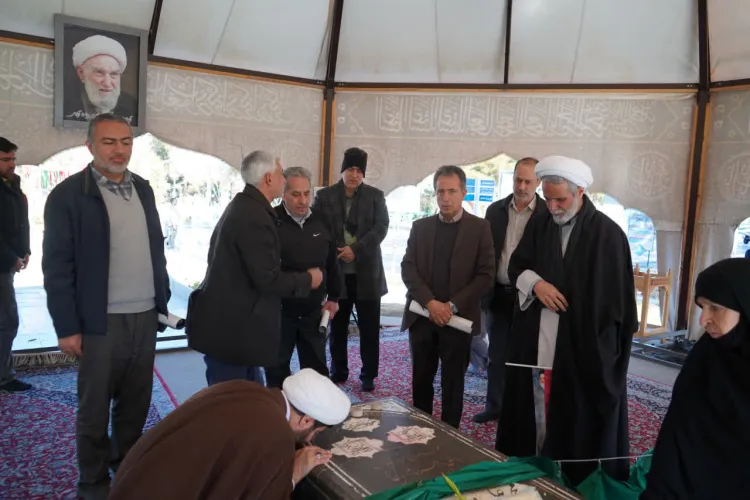 همزمان با آغاز دهه فجر؛ غبارروبی مزار شهدا و تجدید میثاق دانشگاهیان در گلستان شهدای اصفهان