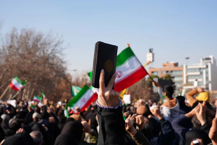 حضور پرشور دانشگاهیان در راهپیمایی مردم انقلابی اصفهان در اعلام انزجار از اغتشاشگران و تشییع شهدا