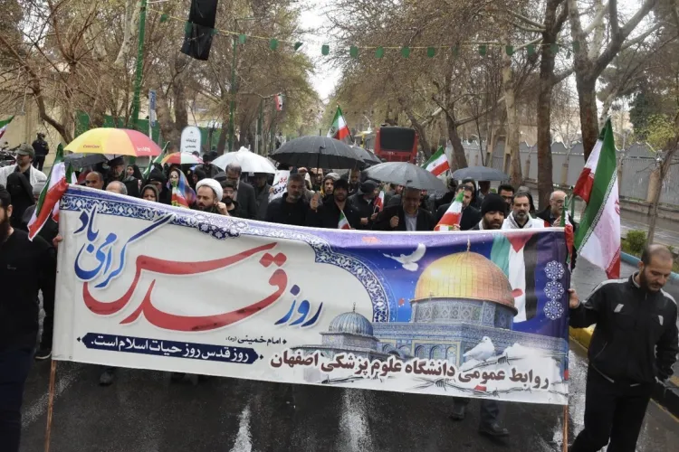 حضور دانشگاهیان علوم پزشکی اصفهان در کنار مردم روزه دار اصفهان در راهپیمایی روز قدس