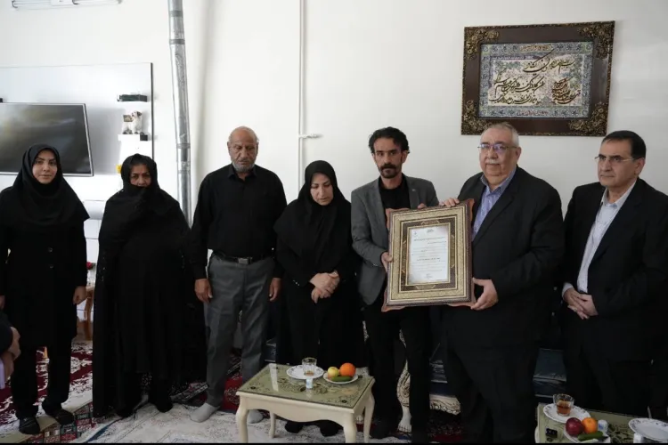 دیدار رئیس دانشگاه با خانواده شهیده والامقام پرستار راضیه عابدی 