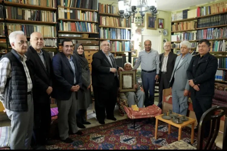 نشست صمیمی رئیس دانشگاه با استاد پیشکسوت دکتر سیاوش صحت