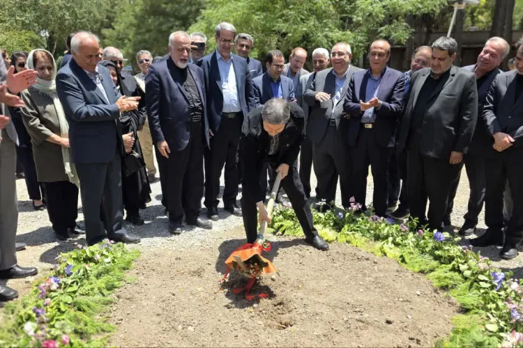 آیین کلنگ زنی پلی‌کلینیک و درمانگاه فوق‌تخصصی قلب شهید دکتر چمران با مشارکت خیرین