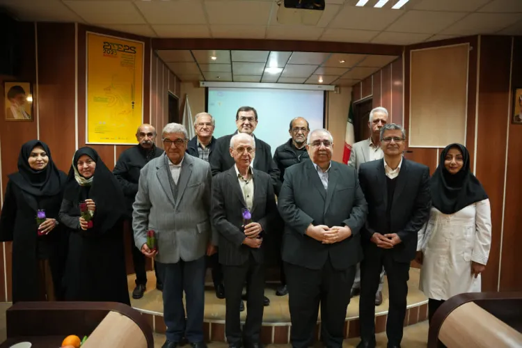 نشست صمیمی رئیس دانشگاه با اساتید پیشکسوت دانشکده دندانپزشکی