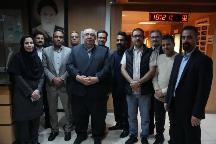 حضور رئیس دانشگاه همزمان با تحویل سال جدید در بین کارکنان امور مالی