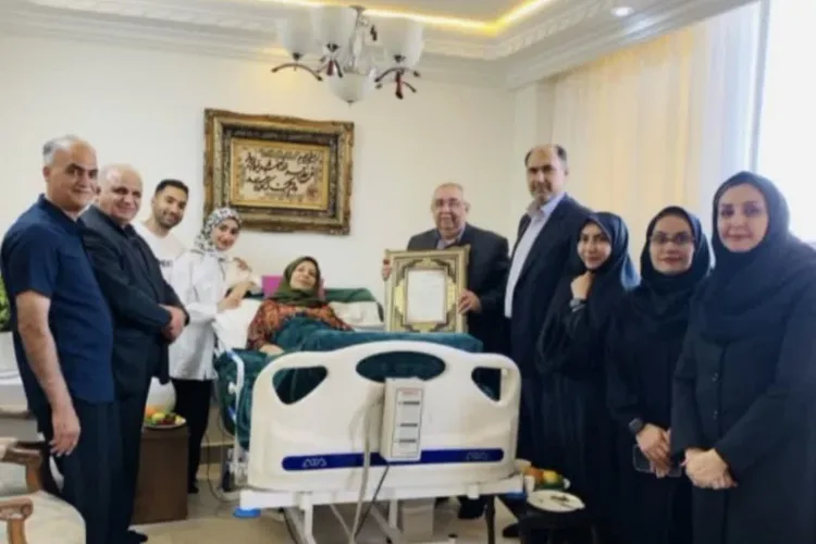 عیادت رئیس دانشگاه از سرکار خانم خسروی، به مناسبت روز ملی ماما