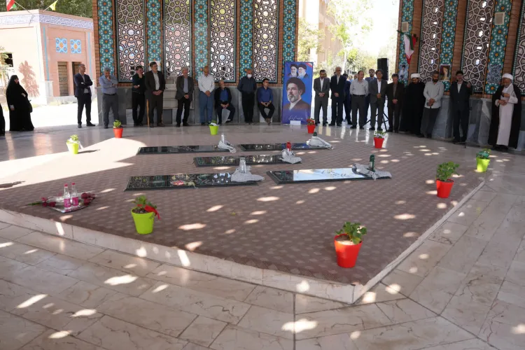 مراسم غبار روبی و عطر افشانی مزار مطهر شهدای گمنام دانشگاه