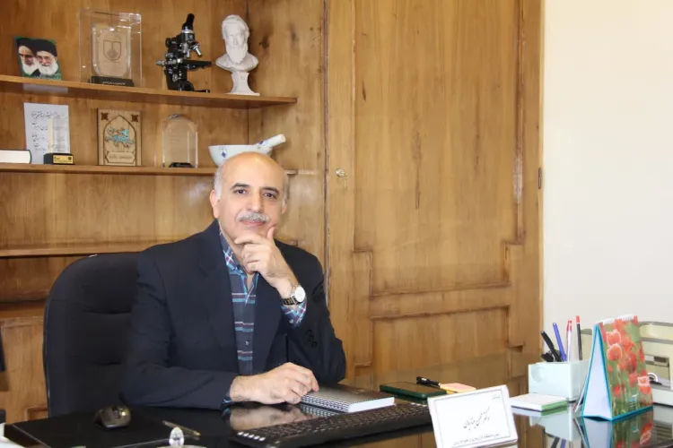 دکتر میناییان رئیس دانشکده داروسازی و علوم دارویی دانشگاه