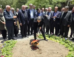 آیین کلنگ زنی پلی‌کلینیک و درمانگاه فوق‌تخصصی قلب شهید دکتر چمران با مشارکت خیرین
