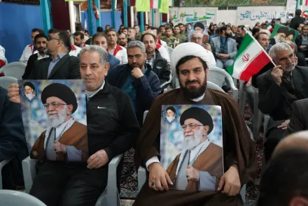 همزمان با آغاز دهه فجر؛ غبارروبی مزار شهدا و تجدید میثاق دانشگاهیان در گلستان شهدای اصفهان