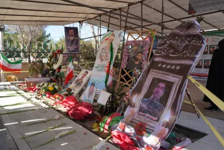 همزمان با آغاز دهه فجر؛ غبارروبی مزار شهدا و تجدید میثاق دانشگاهیان در گلستان شهدای اصفهان