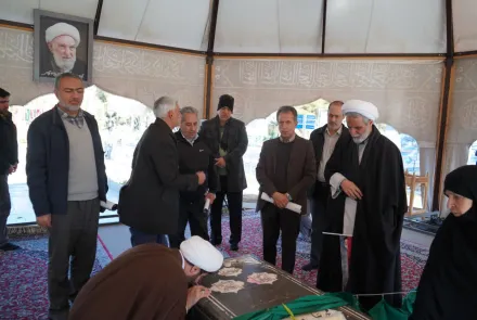 همزمان با آغاز دهه فجر؛ غبارروبی مزار شهدا و تجدید میثاق دانشگاهیان در گلستان شهدای اصفهان