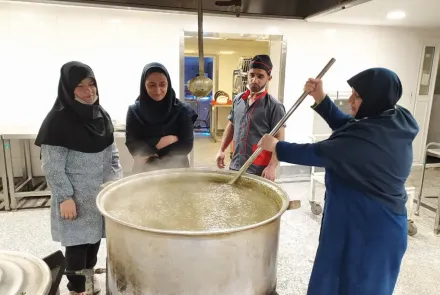 تهیه آش رشته نذری بمناسبت ولادت حضرت علی (ع)  و ایام دهه فجر در مرکز آموزشی درمانی شهید آیت الله دکتر بهشتی