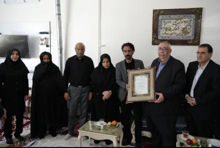 دیدار رئیس دانشگاه با خانواده شهیده والامقام پرستار راضیه عابدی 