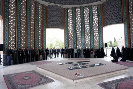 غبارروبی مزار شهدای گمنام در دانشگاه همزمان با دهه کرامت 