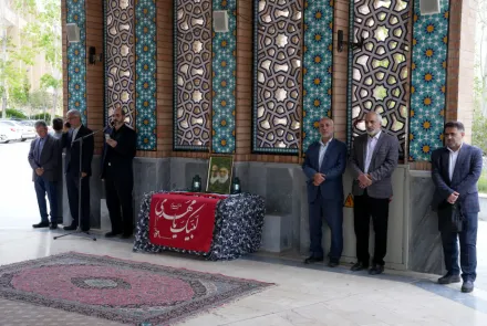 غبارروبی مزار شهدای گمنام در دانشگاه همزمان با دهه کرامت 