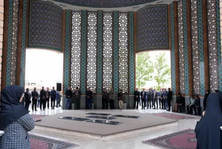 غبارروبی مزار شهدای گمنام در دانشگاه همزمان با دهه کرامت 