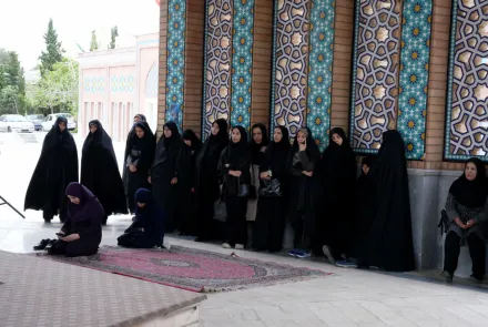غبارروبی مزار شهدای گمنام در دانشگاه همزمان با دهه کرامت 