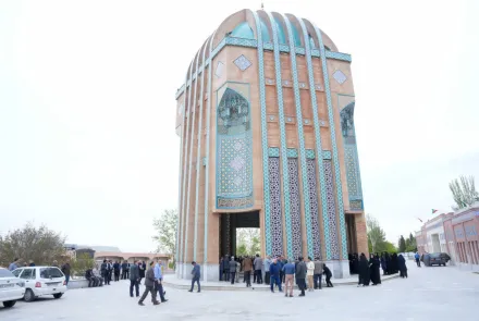 غبارروبی مزار شهدای گمنام در دانشگاه همزمان با دهه کرامت 