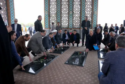 غبارروبی مزار شهدای گمنام در دانشگاه همزمان با دهه کرامت 
