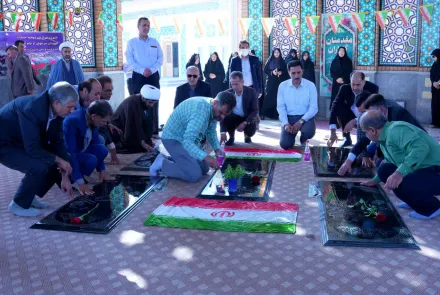 به مناسبت هفته دفاع مقدس، آیین غبارروبی و عطرافشانی مزار شهدای گمنام دانشگاه 