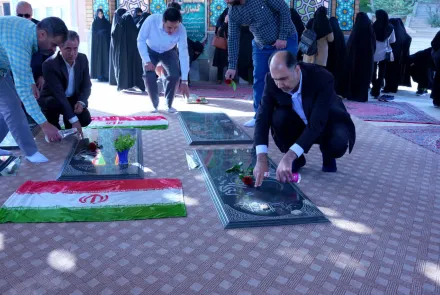 به مناسبت هفته دفاع مقدس، آیین غبارروبی و عطرافشانی مزار شهدای گمنام دانشگاه 